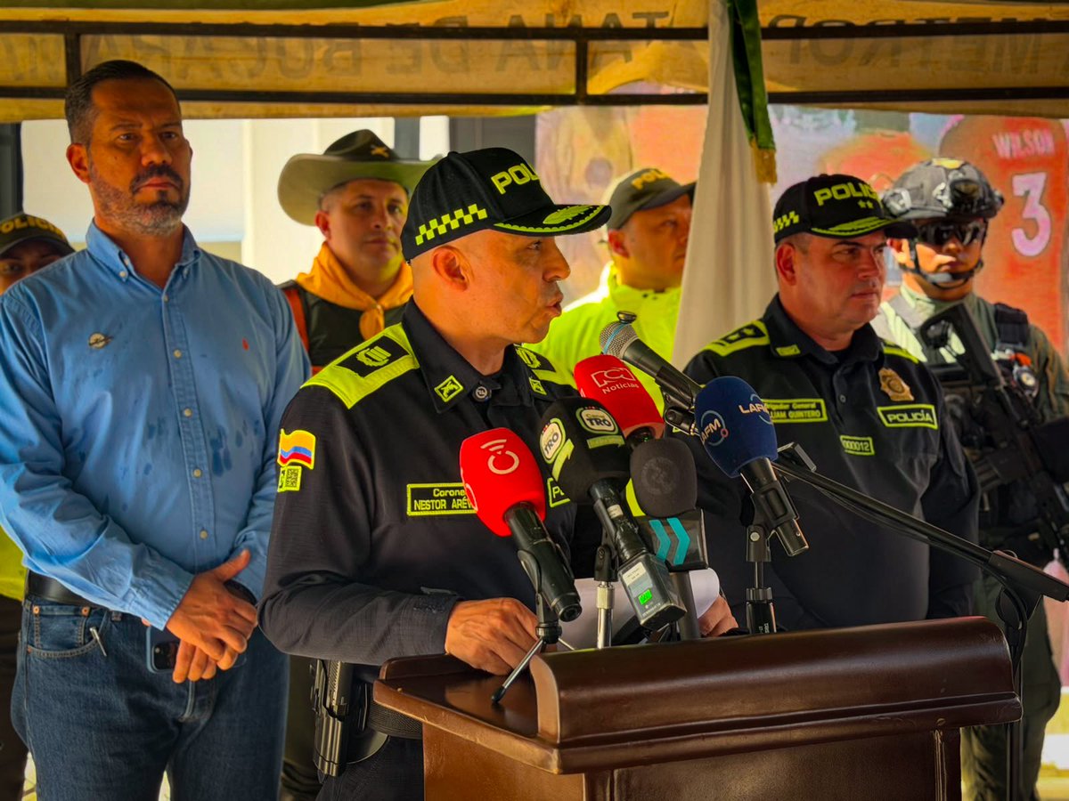 PoliciaStander's tweet photo. En #RuedaDePrensa presentamos los resultados operativos más relevantes y las acciones desarrolladas por @PoliciaStander, con el propósito de mantener informada a la ciudadanía sobre el trabajo que adelantamos para fortalecer la seguridad y la convivencia en Santander. 🚔🎙️ https://t.co/HNTotDv3QM