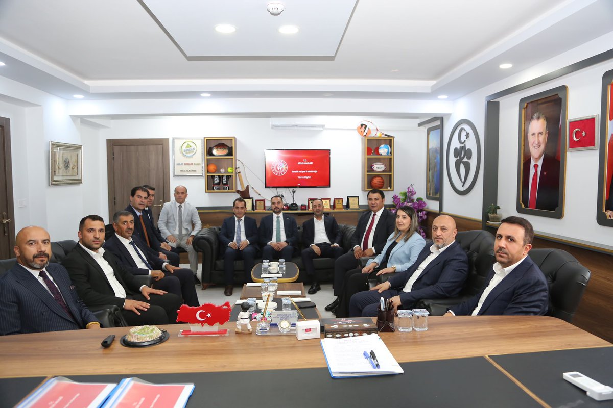 EnginGunceoglu's tweet photo. Milletvekilimiz Sayın @T_Bedirhanoglu ile birlikte, Bitlis Gençlik ve Spor İl Müdürümüz Sayın Bilal Elkatmış ile AFAD İl Müdürümüz Sayın Kerem Oruk’u ziyaret ettik.

Şehrimizin gençliği, spor yatırımları ve afetlere hazırlık çalışmaları üzerine verimli bir istişare gerçekleştirdik. Nazik misafirperverlikleri için kıymetli müdürlerimize teşekkür ediyor, çalışmalarında başarılar diliyorum.