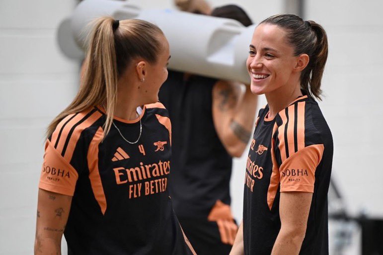 ArsenalPulseX's tweet photo. 🚨📸 𝑮𝒆𝒐𝒓𝒈𝒊𝒂 𝑺𝒕𝒂𝒏𝒘𝒂𝒚 &amp; 𝑶𝒏𝒂 𝑩𝒂𝒕𝒍𝒍𝒆. 🔥💣
Unmatched vibes and top-tier talent in one picture. You love to see it! ❤️🤍
Rate this duo from 1–10 in the comments! 💬👇
#WomenInFootball #Stanway #Batlle #FootballTogether https://t.co/vRdhB3wv78