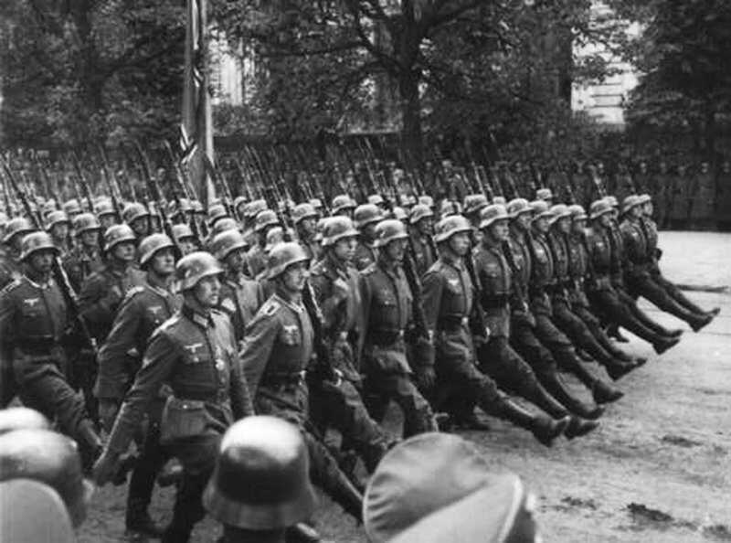 Bottlenosecap's tweet photo. @Despair41063 @anoncomradee @Fraskasado @Hoppeism Yes, Naziism, that truly individualistic ideology. Look at all these free thinkers https://t.co/jXvDYC2Z6G