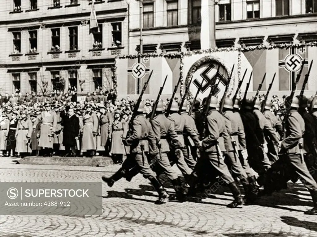 Bottlenosecap's tweet photo. @Despair41063 @anoncomradee @Fraskasado @Hoppeism Yes, Naziism, that truly individualistic ideology. Look at all these free thinkers https://t.co/jXvDYC2Z6G