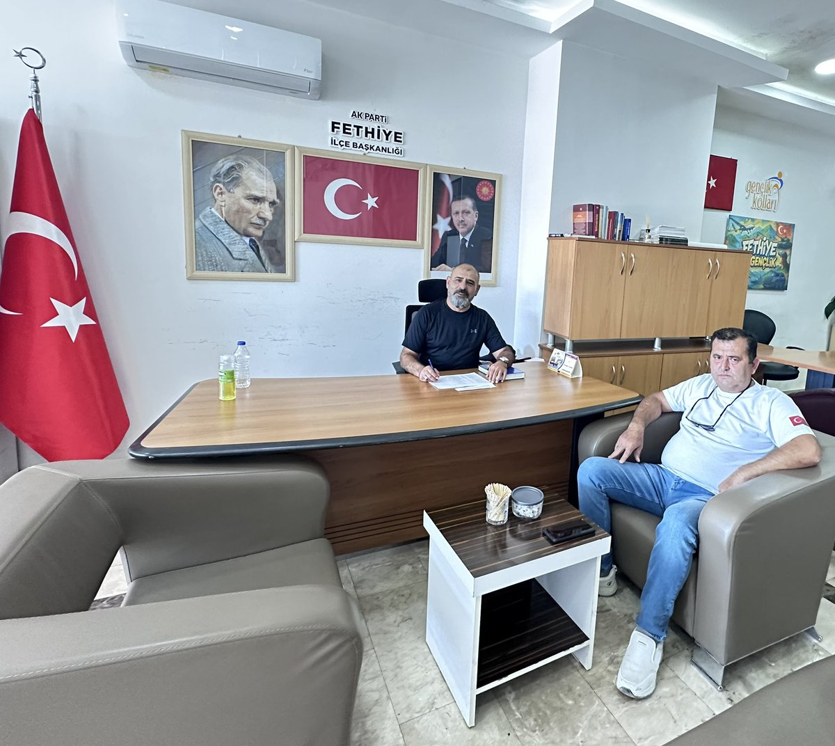 Celalgoger's tweet photo. Kıymetli Hemşehrilerimize hizmet etmek için nöbetçiyiz.

📍Ak Parti Fethiye ilçe Teşkilatı 

Çayımız Kahvemiz daima hazır.🇹🇷

Emrinizdeyiz.

#muğla 
#fethiye 
 
@rterdogan 
@akparti 
@abuyukgumus 
@eyupkadirinan https://t.co/jCIDLde02K