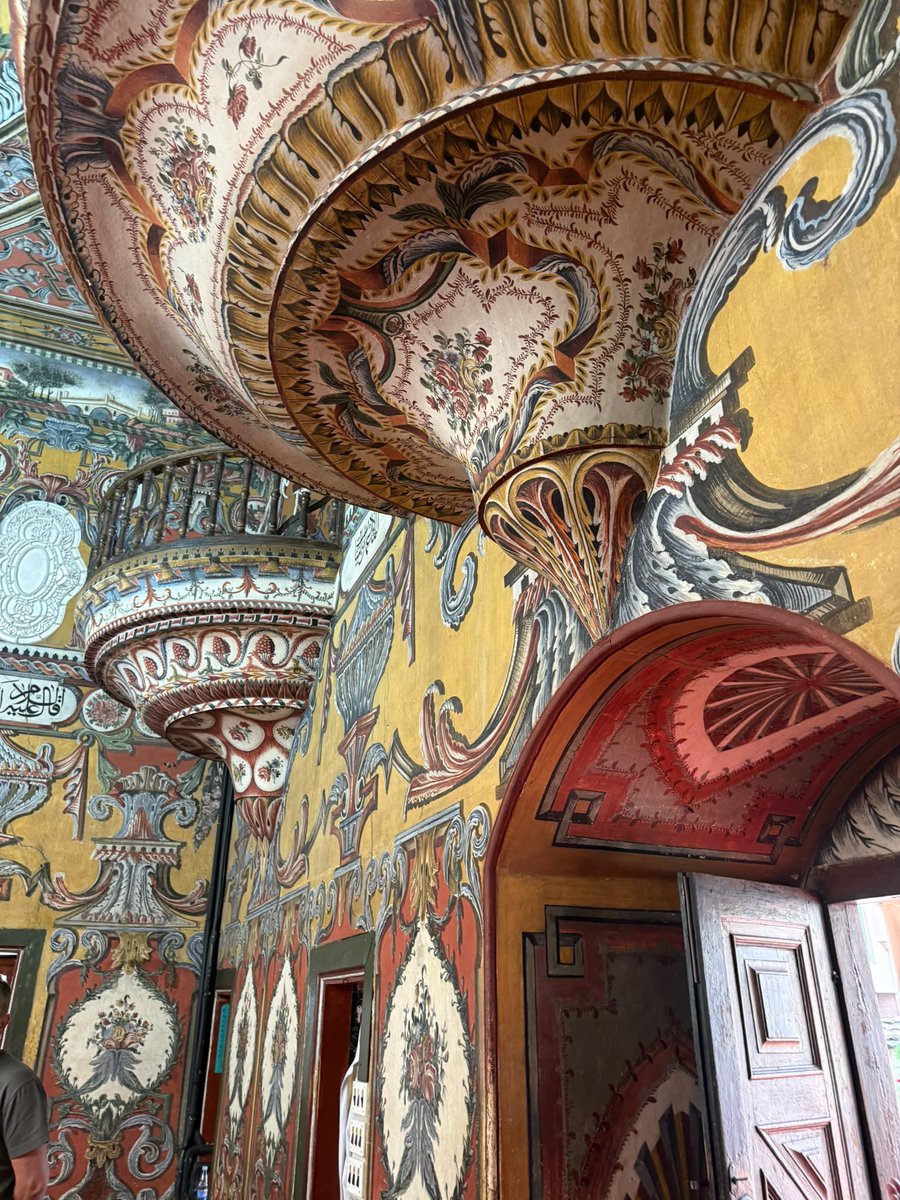 zeyynepc_'s tweet photo. Kuzey Makedonya’daki tarihi Alaca Cami, 1438 yılında Hurşide ve Mensure adlı iki kız kardeş tarafından çeyiz paraları bağışlanarak inşa ettirilmiş.
Rengarenk süslemelerinde binlerce yumurta kullanılan bu eşsiz caminin avlusunda, bugün hala o iki kız kardeşin türbesi yer alıyor🕌 https://t.co/jrbJ7ze0iA