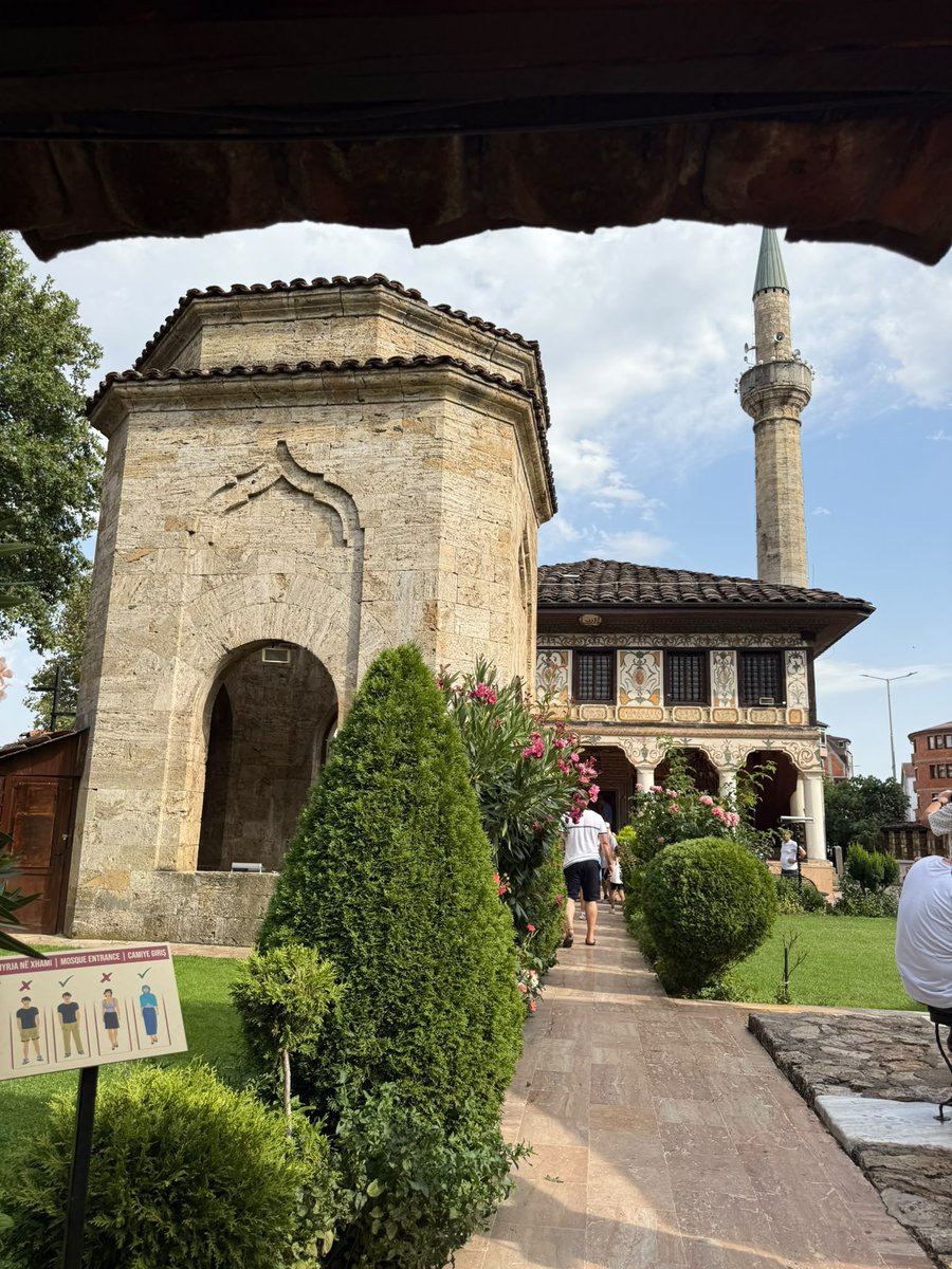 zeyynepc_'s tweet photo. Kuzey Makedonya’daki tarihi Alaca Cami, 1438 yılında Hurşide ve Mensure adlı iki kız kardeş tarafından çeyiz paraları bağışlanarak inşa ettirilmiş.
Rengarenk süslemelerinde binlerce yumurta kullanılan bu eşsiz caminin avlusunda, bugün hala o iki kız kardeşin türbesi yer alıyor🕌 https://t.co/jrbJ7ze0iA