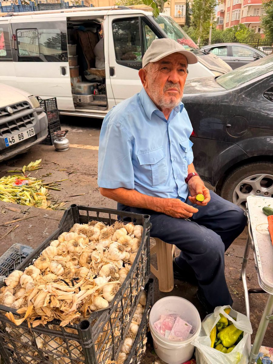 NerminSekin1's tweet photo. Malını Tüccara Yedirmedi! 

Sarımsağına kilosu 25 TL Teklif Ettiler. Pazarda kilosunu 50 TL'ye Kendi Satmaya Başladı...

Adana’dan sonra Kahramanmaraş’ta üreticiler, ürünlerini düşük fiyata almak isteyen komisyonculara karşı farklı bir yol seçti.

Tarladan çıkan sarımsağına 25 TL teklif edildiğini söyleyen bir çiftçi, ürününü aracıya vermek yerine 50 TL’ye doğrudan vatandaşla buluşturdu. 

Sizce bu sistem Türkiye genelinde yaygınlaşmalı mı?