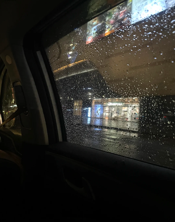 Limyi90's tweet photo. I got caught in a downpour on my way home from get off work. Sitting in the car watching the raindrops pound against the window, I suddenly felt a bit tired. I just wanted to get home and take a hot shower as soon as possible. https://t.co/yNX14CUiha