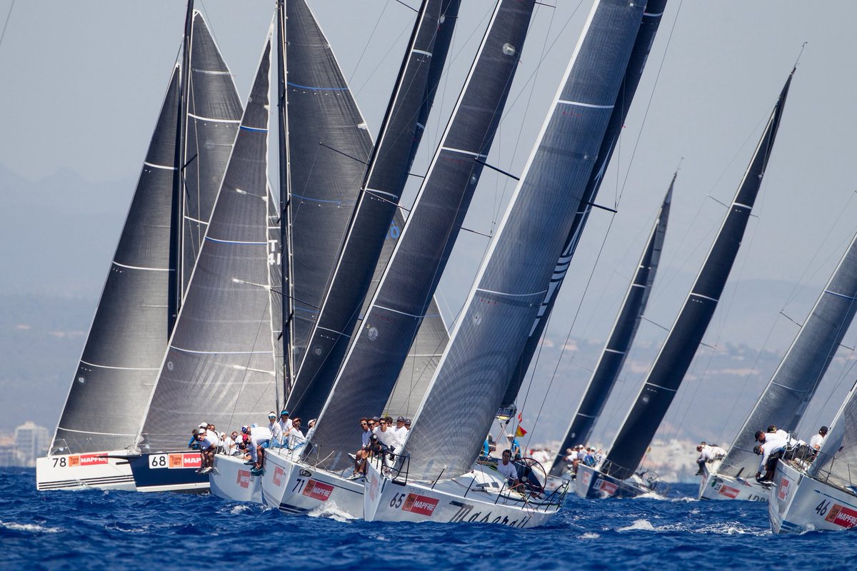CopaReyMAPFRE's tweet photo. El campeón del mundo “Pez de Abril” lidera la batalla por los ClubSwan 42 en la 44 Copa del Rey Mapfre
￼
El vigente campeón del mundo y último vencedor de la Copa del Rey Mapfre defenderá el título frente al “Nadir”, del Club de Vela de Andratx, y al francés Glen Ellen en una de las categorías monotipo más competitivas de la regata

La clase ClubSwan 42 volverá a ser una de las grandes protagonistas de la 44 Copa del Rey Mapfre. Nueve unidades medirán sus fuerzas en la bahía de Palma en una categoría que históricamente ha ofrecido algunas de las regatas más igualadas del campeonato y en la que España parte con un claro protagonismo gracias al “Pez de Abril”, del Club Náutico Villa de San Pedro, vigente campeón del mundo de la clase y último vencedor de la Copa del Rey Mapfre.

El equipo armado por José María Meseguer llega a Palma con el cartel de gran favorito tras proclamarse campeón del mundo esta temporada y después de conquistar la última edición de la Copa del Rey Mapfre disputada por los ClubSwan 42. Su profundo conocimiento del barco, unido a una tripulación de enorme experiencia, convierte nuevamente al barco murciano en la referencia de la flota.

El armador José María Meseguer y su equipo afrontan la 44 Copa del Rey Mapfre con confianza: "Llegamos a Palma con mucha ilusión y con el equipo en un gran momento. Los buenos resultados de esta temporada nos han dado mucha confianza. En ClubSwan 42 habrá ocho barcos de un nivel altísimo, con rivales muy fuertes, y en una clase monotipo cualquier detalle puede marcar la diferencia, hablamos de metros. Venimos bien entrenados, preparados y, sobre todo, con una tripulación muy unida. Ojalá podamos luchar por la victoria y conseguir lo que sería nuestra cuarta Copa del Rey, a ver qué pasa".
 
Pero la lucha por el título estará lejos de ser un camino sencillo. Uno de sus principales rivales será el Nadir, del Club de Vela de Andratx, armado por Pedro Vaquer, uno de los equipos más sólidos del panorama internacional y habitual protagonista en las grandes competiciones de la clase. El barco mallorquín afronta la cita con el objetivo de volver a situarse en lo más alto del podio y aprovechar su excelente conocimiento de las condiciones de navegación de la bahía de Palma.

A la candidatura española se suma el francés Glen Ellen, de Jean-Pierre Noël, una de las tripulaciones más competitivas del circuito europeo y firme aspirante a romper la hegemonía española en una categoría donde las diferencias entre barcos son prácticamente inexistentes.

Precisamente esa igualdad convierte a los ClubSwan 42 en una de las clases más espectaculares de la Copa del Rey Mapfre. Al competir bajo estrictas reglas de monotipo, la velocidad de las embarcaciones es prácticamente idéntica, por lo que las salidas, las maniobras, la táctica y la coordinación de las tripulaciones serán determinantes para decidir cada prueba.

El director general del Real Club Náutico de Palma, Manu Fraga, destaca el extraordinario nivel de la categoría: “Los ClubSwan 42 representan una de las clases más emblemáticas de la Copa del Rey Mapfre. Hablamos de una flota muy consolidada, con equipos que llevan muchos años compitiendo juntos y un nivel deportivo extraordinario. Que el vigente campeón del mundo, el último ganador de la clase en la Copa y otros grandes referentes internacionales vuelvan a medirse en Palma demuestra el enorme prestigio que sigue teniendo nuestra regata y garantiza un espectáculo deportivo de primer nivel". 

La clase ClubSwan 42 compartirá protagonismo con la clase Balearia Women’s Cup como las dos categorías monotipo de la 44 Copa del Rey Mapfre, reafirmando el compromiso del Real Club Náutico de Palma por reunir en la bahía de Palma algunas de las mejores flotas internacionales de la vela de alta competición.