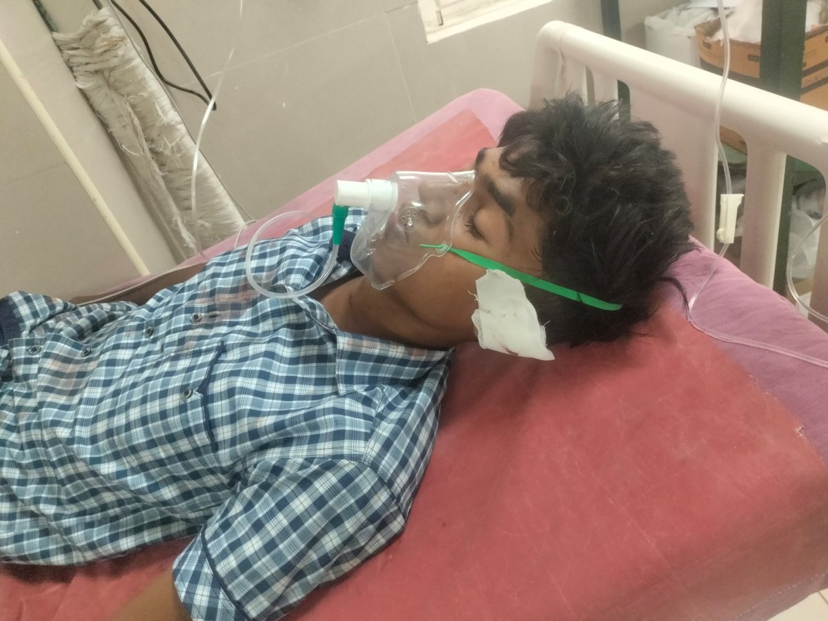 sengaivinothR's tweet photo. சாதி வெறி தாக்குதல் நாங்குநேரி அருகே மூலைக்கரைப்பட்டி  அரசு உயர்நிலைப் பள்ளியில் மறவர் சமூகத்தை சார்ந்த பல மாணவர்கள் சேர்ந்து கொண்டு பறையர் சமூகத்தை சார்ந்த மாணவனை கம்பி கட்டை ஆயுதங்கள் கொண்டு  கொலை வெறி தாக்குதல மாணவன் திருநெல்வேலி தலைமை மருத்துவமனையில் தீவிர சிகிச்சை பிரிவில் https://t.co/bN4SvGhy66