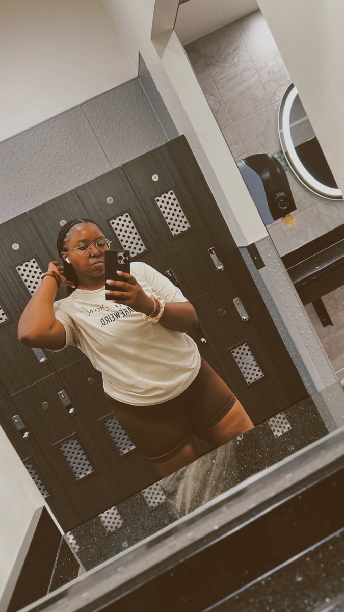NeishaNichole3's tweet photo. 🤎 flourishing in the gym https://t.co/mrMze5Lv7P