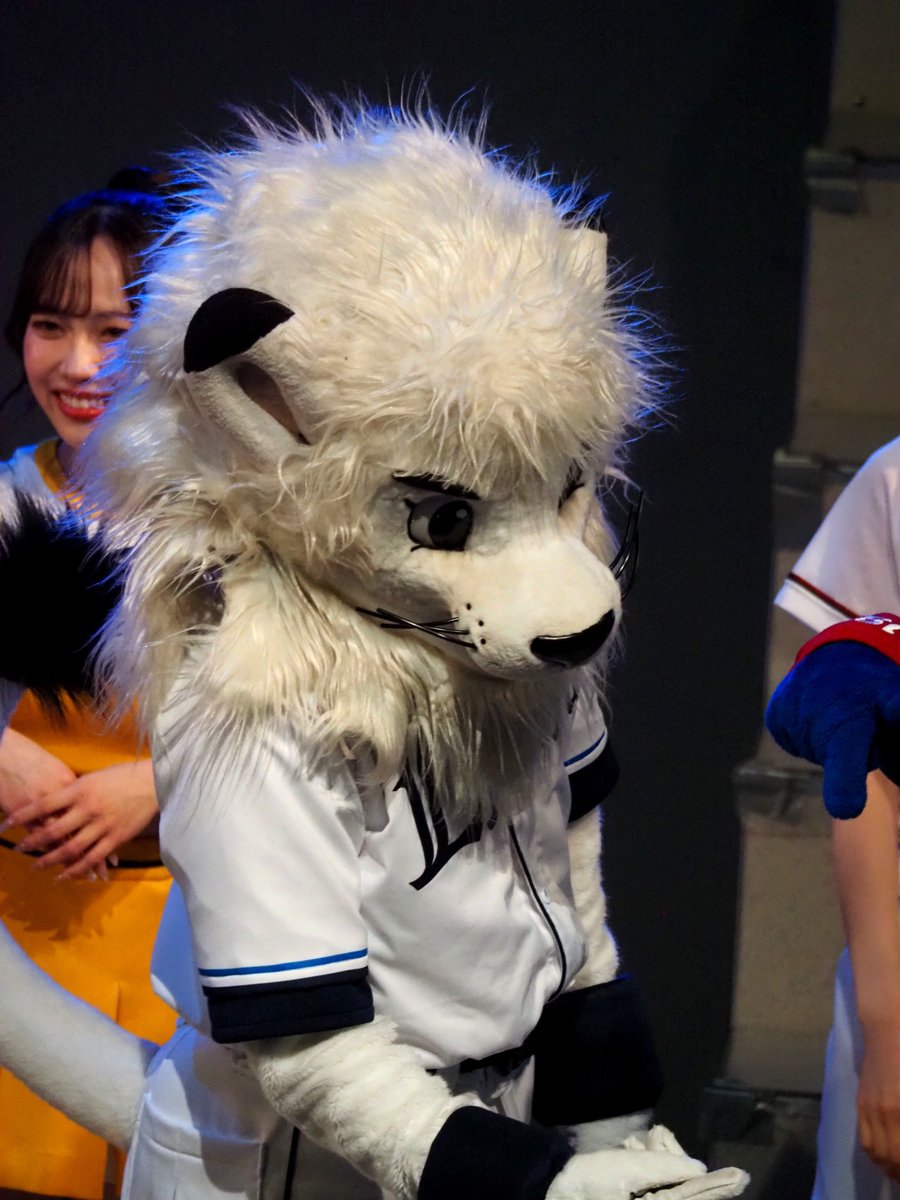 sorasora5's tweet photo. オールスターの前夜祭に行ってきました〜
初めて行ったけど、マスコットが自由すぎて後半笑いっぱなしだった😆
みんな可愛かったけど、つばさんはマイペースで捌けるの高速でなんか見たことある光景だった…気のせい？
明日は仕事モリモリなので見に行けないけど、推しの先発に全力応燕🙏 https://t.co/AnfQJMgFdE
