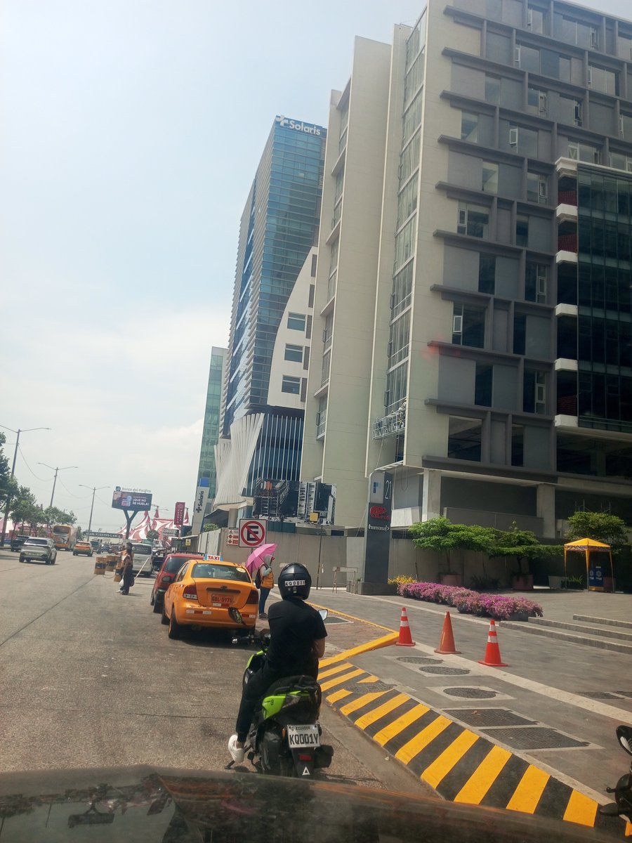 Luigi8a1's tweet photo. @ATM_Transito edificio Agora frente al @MALLDELSOL_EC sres taxistas hacen doble fila donde está prohibido estacionar https://t.co/JzRR5pPJEo
