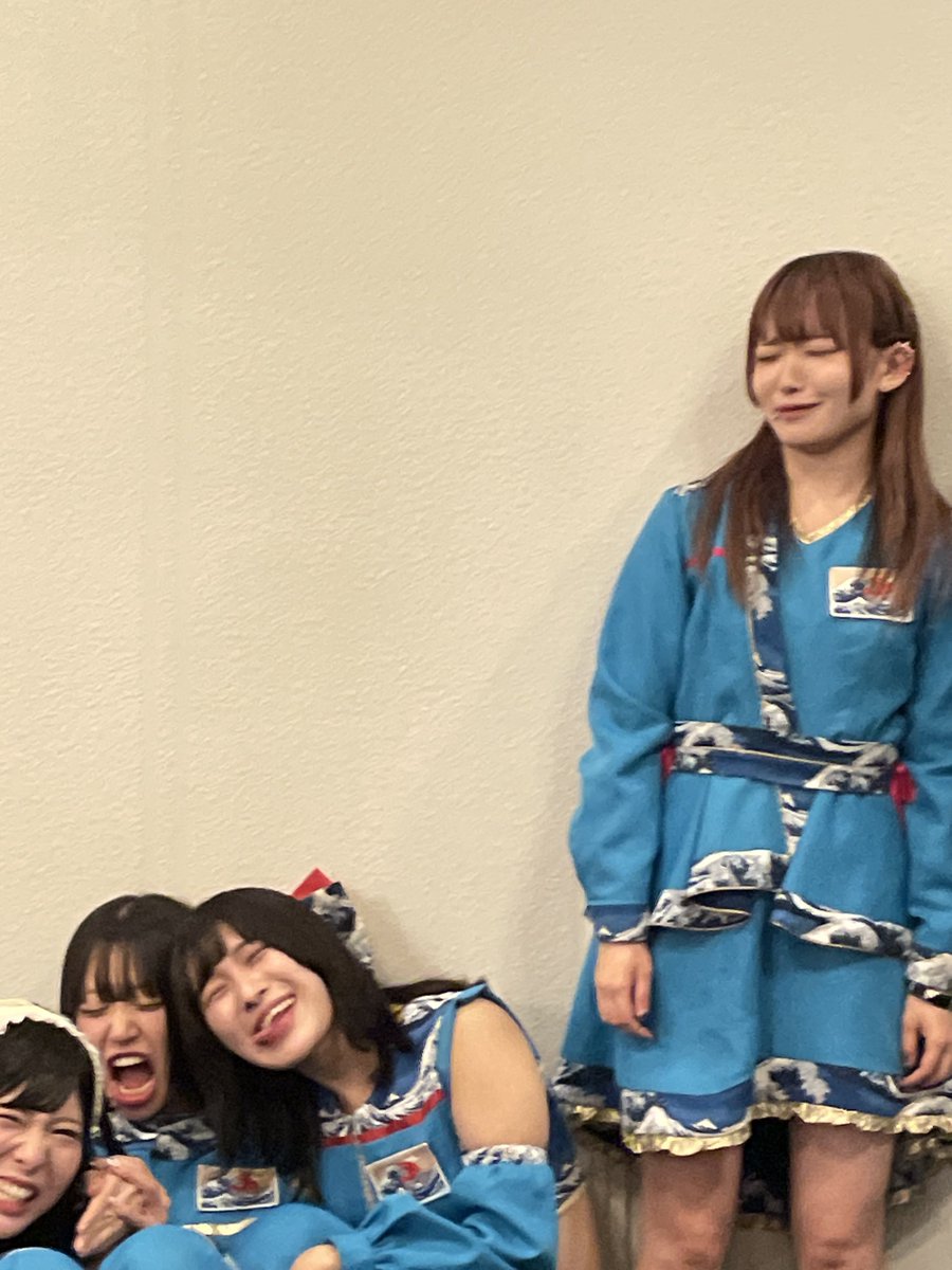 0629Sky's tweet photo. @fukusuke3333 たぶんその時の10秒写メかなこれ
一緒にポーズしてるコトコがヒヨリと一緒にミキに絡み出してチヒロが泣いてる笑 https://t.co/0el8DoWhG2