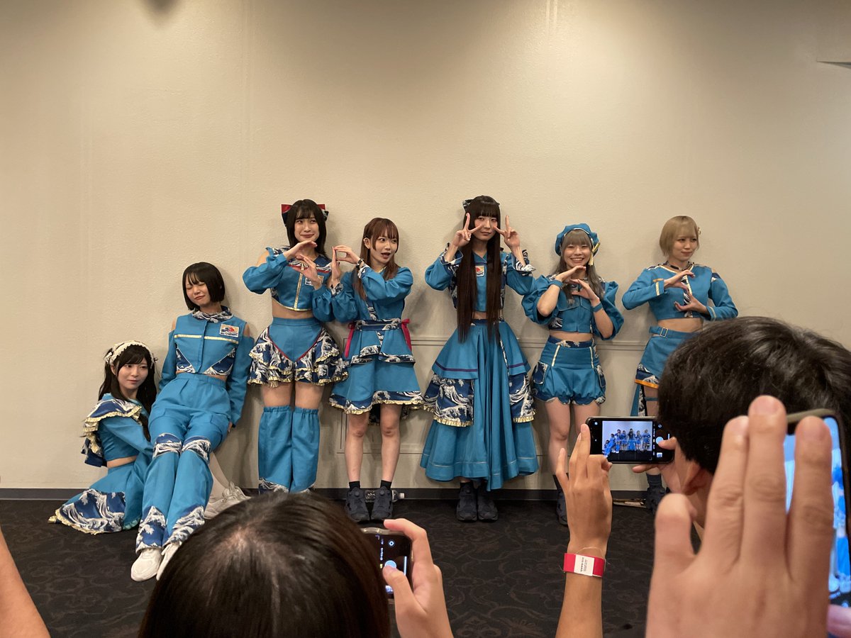 0629Sky's tweet photo. @fukusuke3333 たぶんその時の10秒写メかなこれ
一緒にポーズしてるコトコがヒヨリと一緒にミキに絡み出してチヒロが泣いてる笑 https://t.co/0el8DoWhG2