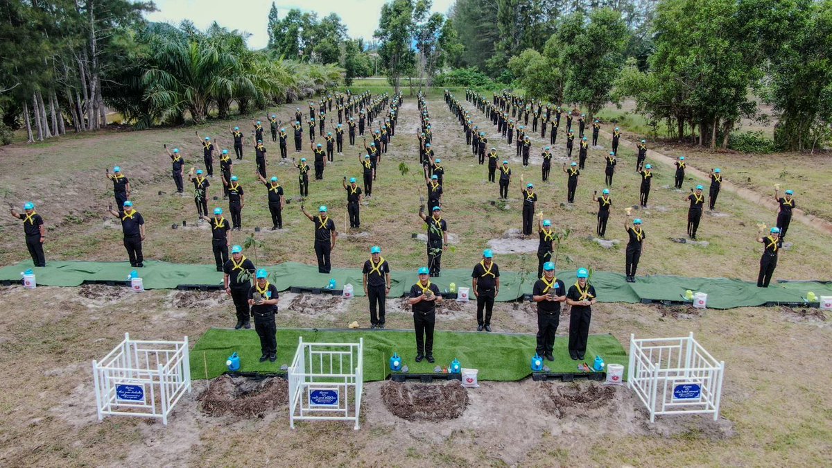thrpkr1's tweet photo. 🌳💛 กองพลทหารราบที่ 15 จัดกิจกรรมจิตอาสาปลูกป่าเฉลิมพระเกียรติ 🇹🇭 https://t.co/PGxQNIjKMZ