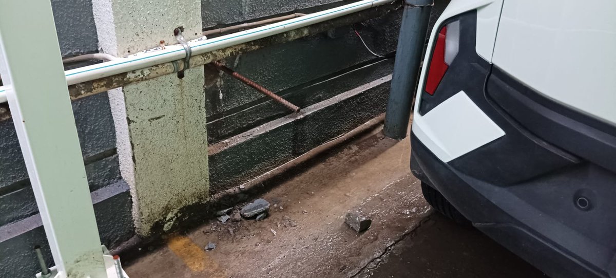 sanrose123's tweet photo. @santoshkanse @PCMCSarathi @pcmcindiagovin @pcmc_housing @ThePuneMirror @PCcityPolice @pcmcindiagovin @PCMCSarathi @CPPuneCity @ThePuneMirror @pcmc_housing @PCcityPolice
Elevate 57 builder still not following proper precautions and day by day going worst thing from the builder.
Heavy concrete core fell down to neighbourhood balcony.Insert iron rods to compoundwall https://t.co/fRltwknob3