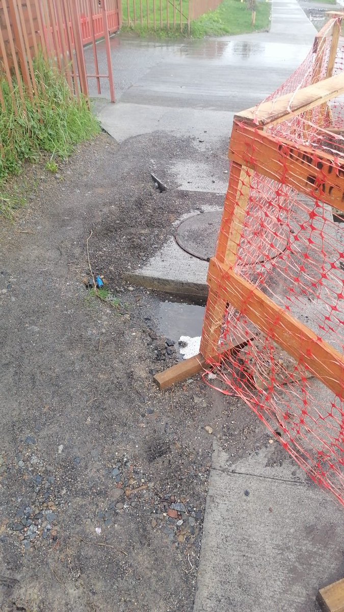 cathyta0177's tweet photo. Ya casi 2 meses de esta rotura de matriz en  Avenida Collao altura 1954/1956 son 2 condominios afectados que deben transitar  por vereda en mal estado @essbio @Muni_Concepcion @Radio_Biobio https://t.co/Ij2ZIZuIHc
