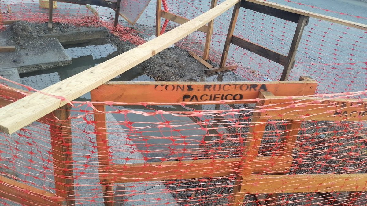 cathyta0177's tweet photo. Ya casi 2 meses de esta rotura de matriz en  Avenida Collao altura 1954/1956 son 2 condominios afectados que deben transitar  por vereda en mal estado @essbio @Muni_Concepcion @Radio_Biobio https://t.co/Ij2ZIZuIHc