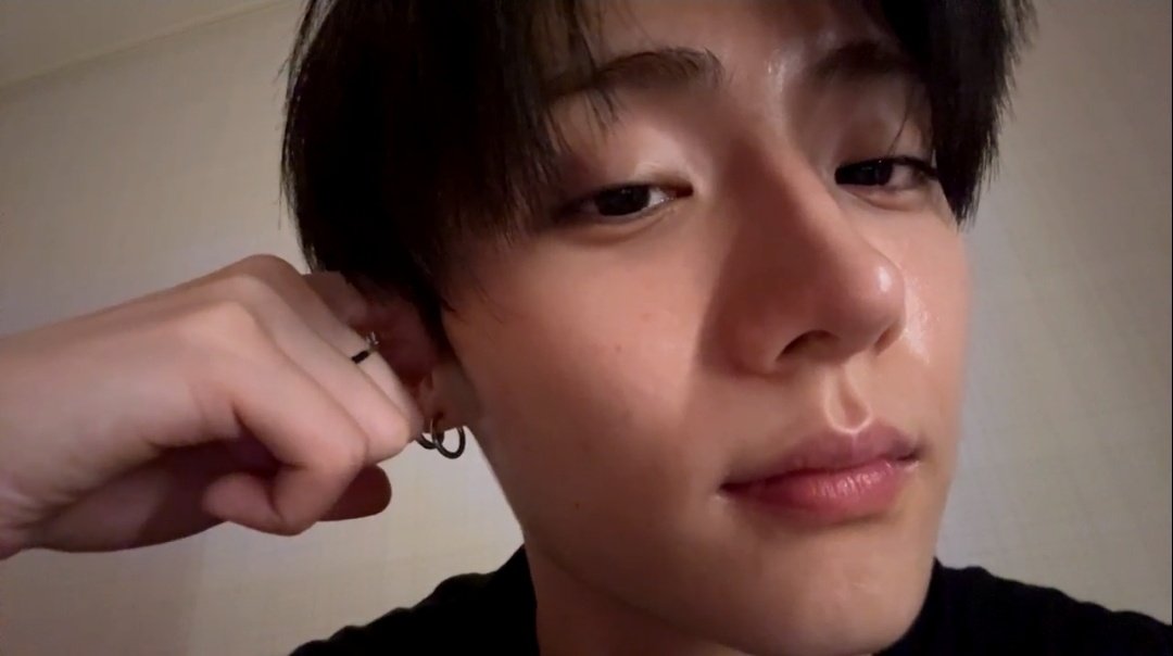 eclairswon's tweet photo. video call with my boyfriend at 1 a.m https://t.co/4BG0Bvpxqw