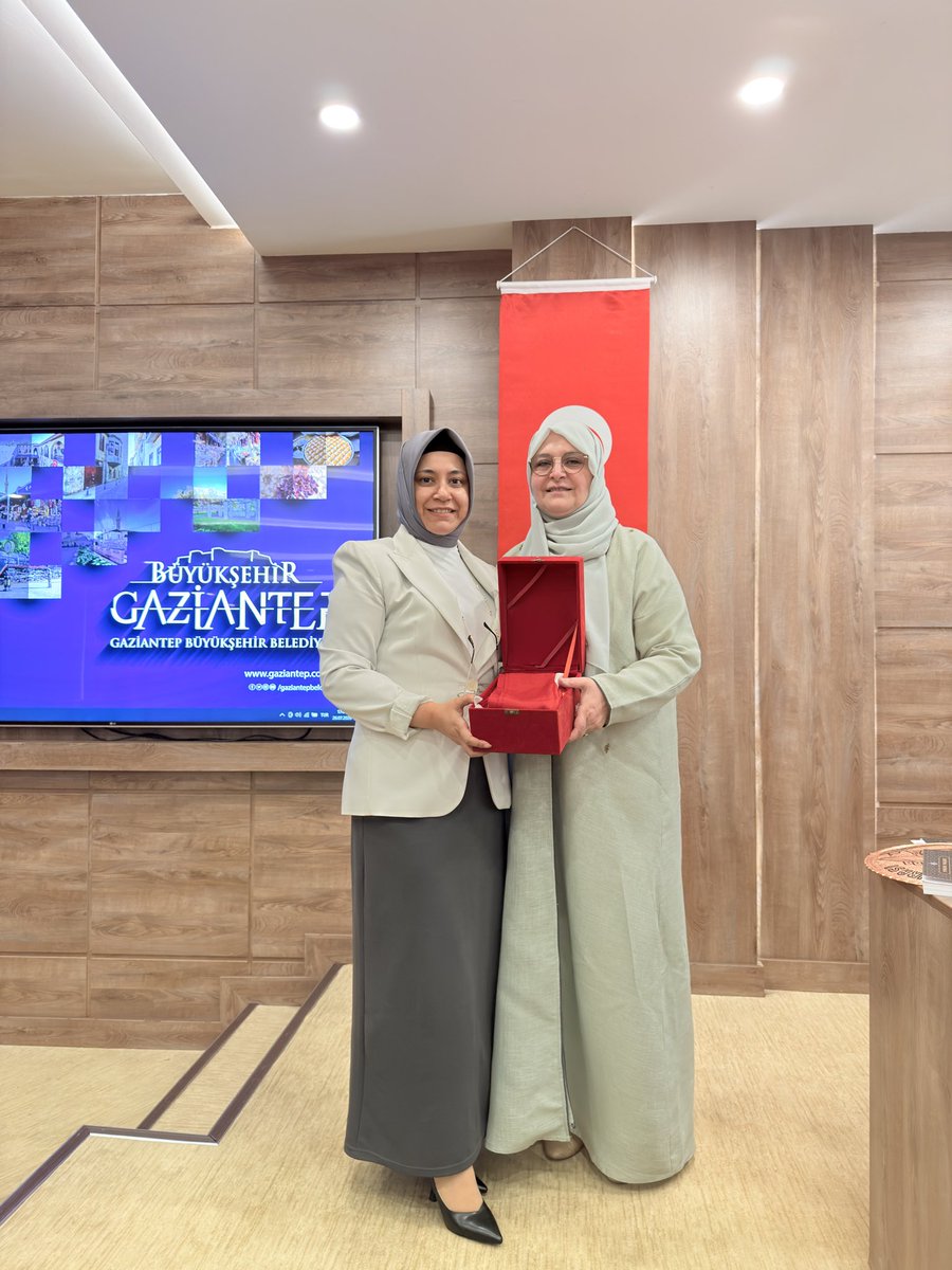 gulsengazel's tweet photo. Mekke’den gelen Emiyra Bayrak hocamızı memleketimiz Gaziantep’te ağırladık, 45 yıl Kabe’nin yakınında geçen hayatını sorduk, o da samimiyetle yanıtladı. Kabe’nin örtüsünün dokunduğu atölyeye girip Kabe’nin örtüsüne dikiş attığımız günü de andık. Duygu ve maneviyat dolu bir program oldu. Kendisine ve katılım sağlayan tüm dostlarımıza teşekkür ederiz.
#gaziantep