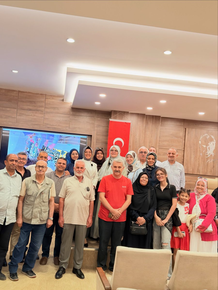 gulsengazel's tweet photo. Mekke’den gelen Emiyra Bayrak hocamızı memleketimiz Gaziantep’te ağırladık, 45 yıl Kabe’nin yakınında geçen hayatını sorduk, o da samimiyetle yanıtladı. Kabe’nin örtüsünün dokunduğu atölyeye girip Kabe’nin örtüsüne dikiş attığımız günü de andık. Duygu ve maneviyat dolu bir program oldu. Kendisine ve katılım sağlayan tüm dostlarımıza teşekkür ederiz.
#gaziantep