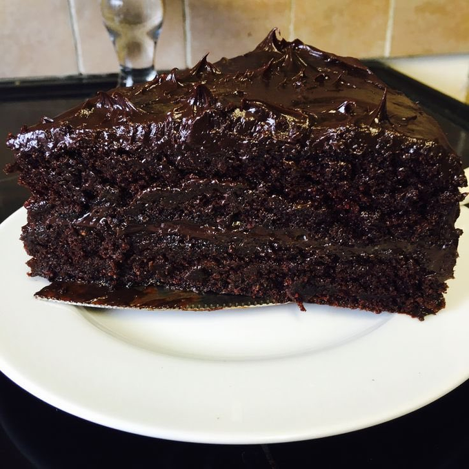 ojessie__'s tweet photo. What's the first word that comes to mind when you see this cake? https://t.co/sddShZaNdI