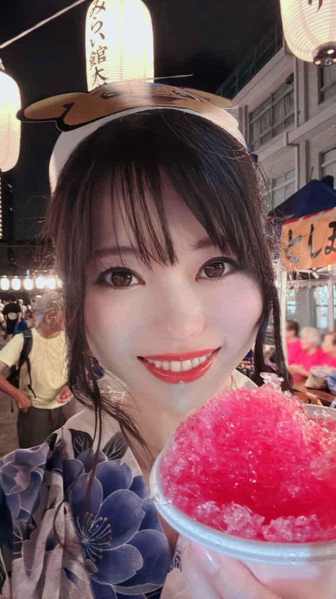 maria_uzaki's tweet photo. 🚓#おはよう防犯🚓
「あんしんウォーク」第7号

おはようございまりあ(ᵔᗜᵔ*)☀️

本日は
📝 尾行されてるかも？と思ったときの対処法 📝をお届け！

みなさんは普段、ふと背後が気になることはありますか？
また、多くの方が、夜など人気が少ない時間帯の帰り道を不安に思ったことがあると思います。

😰 尾行されてるかも？と思ったときの対処法 😰
⬇️

①「時々振り返る」です！🕺🏻

周囲を警戒している様子を見せることで、「防犯意識の高さ」をアピールしましょう！

ーーーーーーーーーーーーーーーーーーーーー

② ミラーなどを使って背後を確認🪞✨

明るい時間だと、建物のガラスなどに反射して鏡のようになります。
それを利用して背後を確認することができます。

スマホの内側カメラを起動させて鏡にし、自撮りのような要領で背後を確認することもできます📱

ーーーーーーーーーーーーーーーーーーーーー

③ 家の前で最終チェック🚪

⚠️注意すべきこと⚠️
【家や職場が突き止められること】です！

家が近くなってもまだ尾行されている可能性がある時は、そのまま家に入るのは「犯人に家を知られること」になり、危険です！

コンビニなど明るいお店に入り、少ししてもまだ狙われているような気がしたら、110番通報してください🚓

🚓ーーーーーーーーーーーーーーーーーー🚓

💙今日のまとめ💙

【警戒している姿を見せる！】

📱歩きスマホや、🎧音楽を聴いているなどの姿は、周囲へ警戒がないと思われ、狙われやすくなります。

誰かが不自然に近づいてくる気配を感じたら、お店に逃げ込んだり、その場を離れましょう。

それでも追ってくる場合は、
①周りの人に助けを求める
②防犯ブザーを鳴らす
③110番通報する
ことを躊躇わずにやってみてください。

自分の身を守るためにも、心のどこかで意識してみて欲しいです( ^-^)ゞ🌸

皆様が今日も安全に過ごせますように💙

🚓ーーーーーーーーーーーーーーーーーー🚓

ちょっとした「意識」で「安全」は作れます🌸
一緒に学んで、防犯力をUPしていこう( ^-^)ゞ☀️

みんなにもっと安全安心に暮らしてもらいたい！ということで♪
私が一緒に防犯活動をしているNPO法人セーフティ・バリアの菊地さんから「#あんしんウォーク」で学んだことを、毎週お届けしています💙

「あんしんウォーク」は、歩き方や意識を変える事で被害を未然に回避できる防犯対策です💫

ーーーーーーーーーーーーーーーーーーーーー

歩き方のポイントは、セーフティ・バリア菊地さんの「あんしんウォークセミナー」でも実技として教えてもらえますので、気になる方は講習を受けてみてね！
⬇️お問い合わせはこちら💌
https://t.co/j30KTvI5H5

ーーーーーーーーーーーーーーーーーーーーー

📝来週お届けするテーマは
「張り込みの対処法」
です♪

今日もふぁいと〜( ^-^)ゞ☀️

#防犯　#セーフティバリア

アンバサダー：
宇崎真里愛
（#としま防犯アイドル／#豊島区ぴーすUPがーる）

企画：
特定非営利活動法人セーフティ・バリア
(@Safety_Barrier)

制作：
LBS@MUSICグループ
LBS@MUSIC芸能・音楽事務所