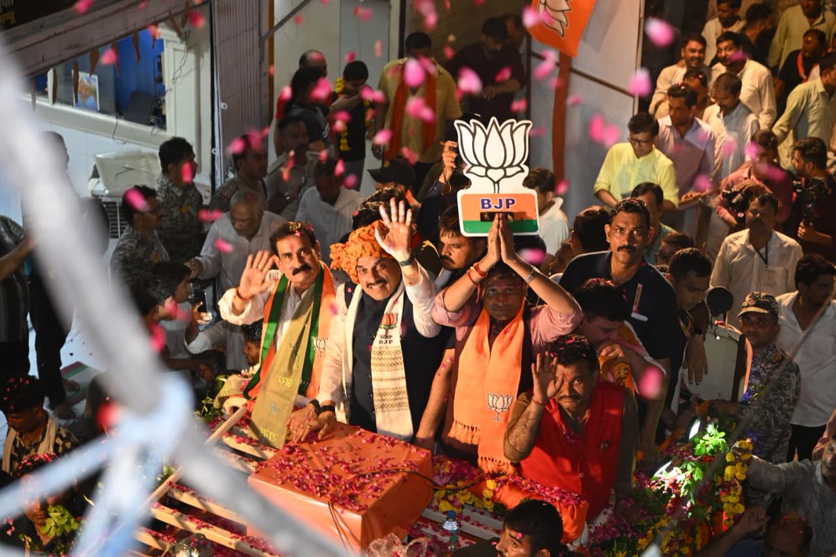 BJP4MP's tweet photo. मुख्यमंत्री @DrMohanYadav51 जी ने आज दतिया में वरिष्ठ भाजपा नेता @drnarottammisra जी के साथ विधानसभा उपचुनाव- 2026 के निमित्त भाजपा प्रत्याशी श्री @Ashutosh4BJP जी के समर्थन में रोड शो कर दतिया के मतदाताओं से भाजपा को रिकॉर्ड मतों से विजयी बनाने की अपील की।  

#DatiaWithBJP https://t.co/A1zzo9J3dv