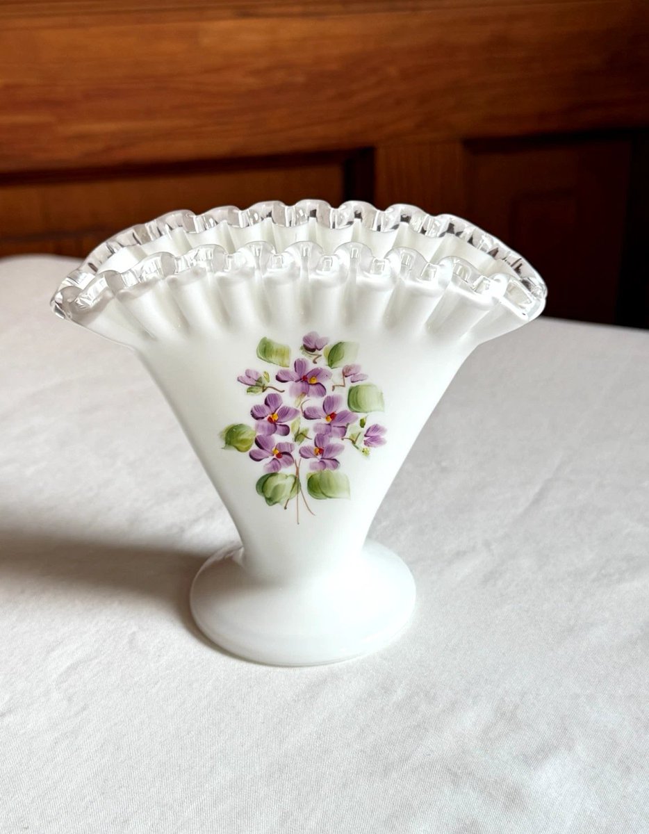 rusticrelics04's tweet photo. Check out VTG FENTON Silver Crest VIOLETS IN THE SNOW Glass Fan Vase 4.25"H https://t.co/PfKxoxVF8F #eBay via @eBay https://t.co/wLL5kkBmmB