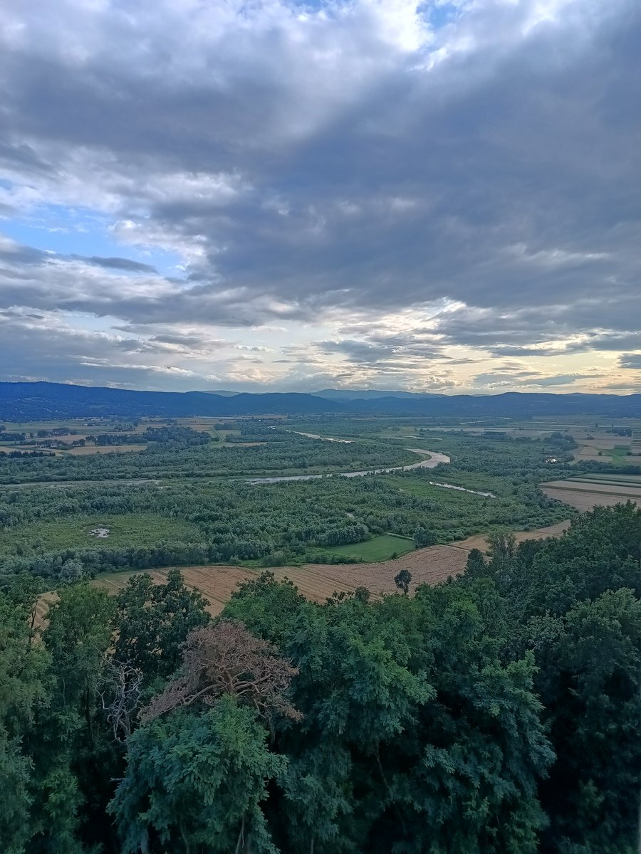 KniazJ's tweet photo. Zamek Leliwitów z roku na rok wygląda coraz bardziej okazale 🏰 Lubię wracać do Melsztyna i obserwować dolinę Dunajca 👌 https://t.co/RxgoyhLSiZ