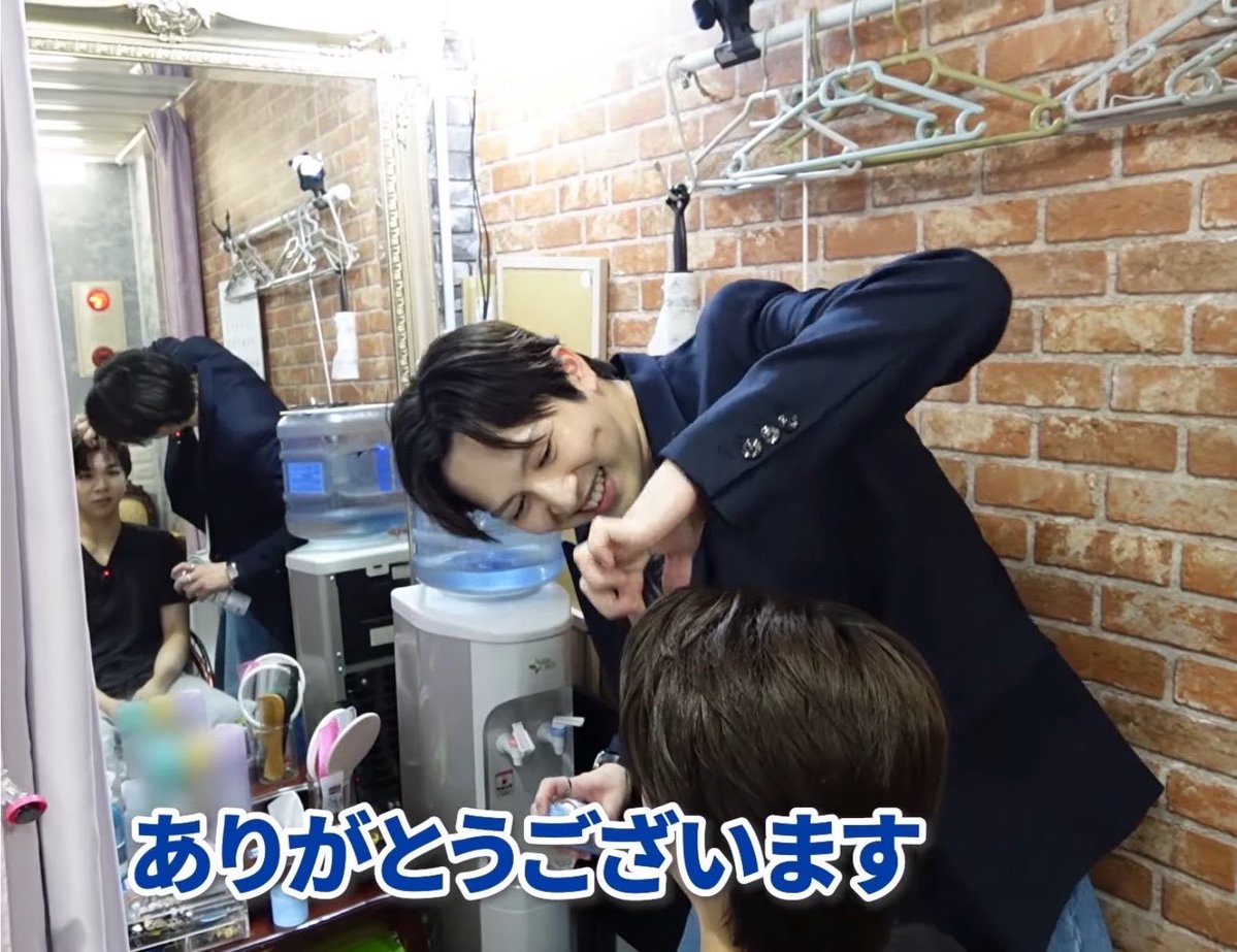 PaPanda_62's tweet photo. 塩さんに髪直してとお願いされ、
「おれが!?」とかなんとか言っておいて、
嬉しそーに髪を直す吉田さん。

だから、そういうとこですよ吉田さん。

 #じんだいチャンネル #塩﨑太智 #吉田仁人 https://t.co/LLzm0pGTTa