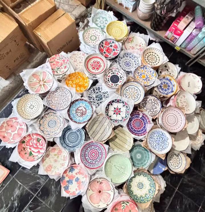 softieeraaa's tweet photo. Aku nemu piring keramik secantik ini cuma mulai 8 ribuan 😭✨

Modelnya aesthetic pol, coco buat di jadiin  hampers souvenir juga bisa auto dipuji saking cantiknya! https://t.co/URIpYLui8A