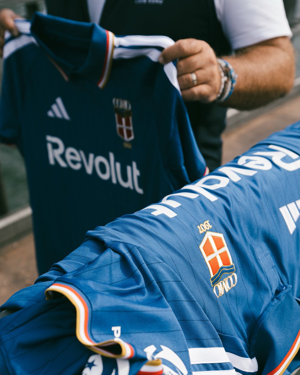 sibiruselamanya's tweet photo. Dengan rilisnya jersey terbaru Como, perlu diingat bahwa klub ini gak menerima sepeserpun untung dari kerjasama bareng Adidas.

Pak Mirwan menjelaskan kalau dealnya adalah, klub boleh bebas mendesign jersey mereka sendiri. 

Dan sebenernya yang bikin aku shock sedikit adalah pemilihan logonya, musim lalu logo lama ini menempel di third kit, tapi musim ini di home.. rebranding yang mereka lakukan akhirnya kalah dgn visual klasik yang memanjakan mata?

Contohnya jersey Rhude, ribuan pcs dgn logo yang sama habis ludes dalam beberapa hari.

Patut ditunggu, akankah logo lama ini jadi khusus di jersey mereka kedepannya? let us see jersey away dan third dulu baru boleh menyimpulkan..