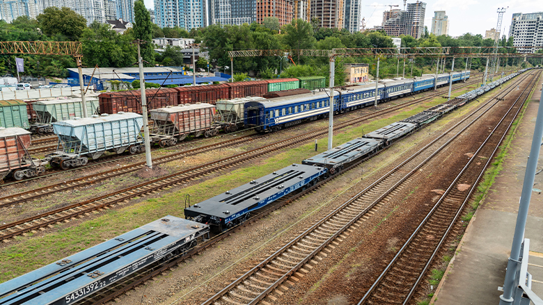 WorldBankECA's tweet photo. Ukraine is adapting train tracks in the country's west to European rail gauge, boosting transport capacity to the EU and creating new economic opportunities.
Learn how the @WorldBankGroup and @UNOPS are supporting @Ukrzaliznytsia through RELINC: https://t.co/7Ia6FZ2yYJ https://t.co/itx7tDIbTf