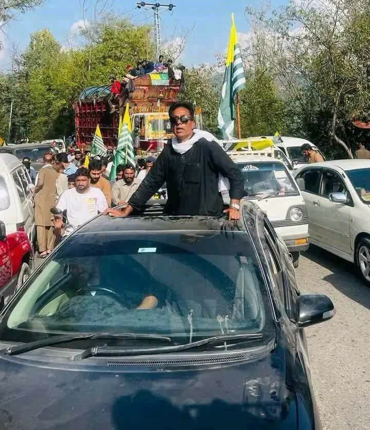 pahariwolf's tweet photo. اگر ہمیں شہید کر دیا جاتا ہے تو ہماری لاشیں آپ نے ادھر ہی چھوڑ کر مارچ جاری رکھنا ہے ۔ سردار ارباب ایڈوکیٹ

#RightsMovementAJK https://t.co/kRfMt2A1i5