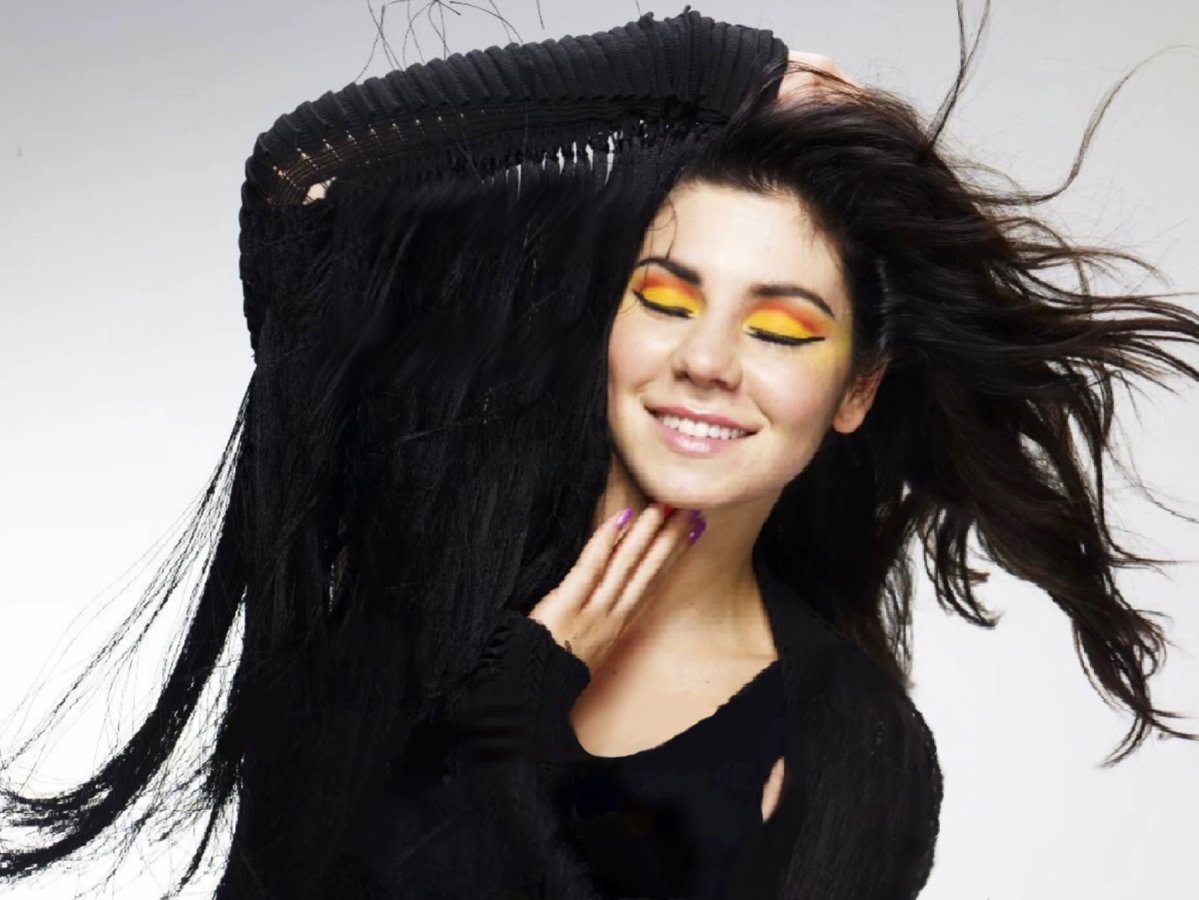 marinasvaIIey's tweet photo. Marina &amp; the diamonds photographed for Max Factor 16 years ago.

📸: John-Paul Pietrus https://t.co/Hea1OHGhfe