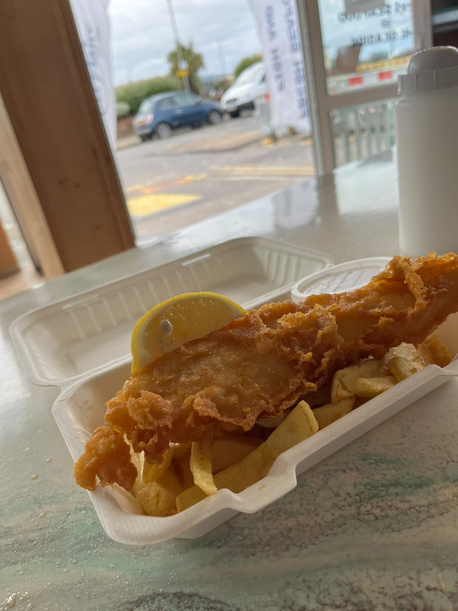 MiddletonFrying's tweet photo. Colin caught up with Jo today at Reel Plaice, Ayr, Scotland 🏴󠁧󠁢󠁳󠁣󠁴󠁿

The haddock and chips were outstanding....definitely worth the visit! 👏

#MiddletonFoods #BetterBatter #MarketLeaders https://t.co/ig7nZjTQC1