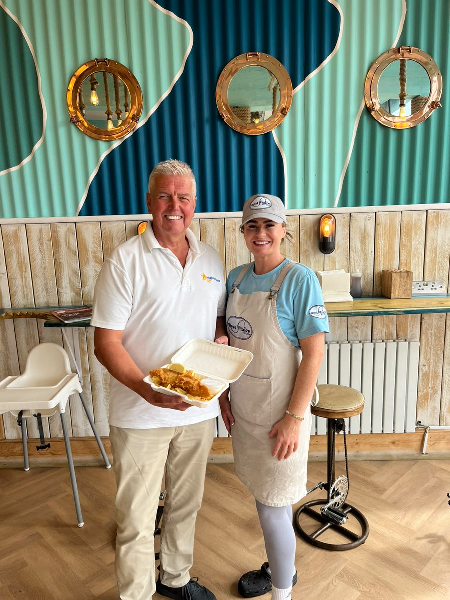 MiddletonFrying's tweet photo. Colin caught up with Jo today at Reel Plaice, Ayr, Scotland 🏴󠁧󠁢󠁳󠁣󠁴󠁿

The haddock and chips were outstanding....definitely worth the visit! 👏

#MiddletonFoods #BetterBatter #MarketLeaders https://t.co/ig7nZjTQC1