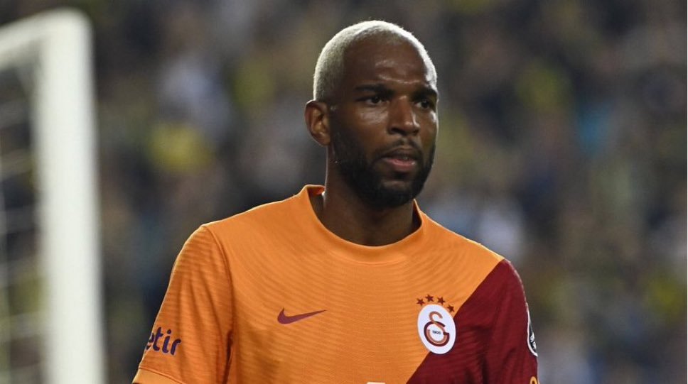 HakkiSaffet's tweet photo. Muhabir: Beşiktaş ve Galatasaray'da forma giydin. Senin içinde yatan kulüp hangisiydi?

Ryan Babel: Evet, Türkiye'nin en büyük üç kulübünden ikisinde forma giydim. Ama dürüst olmam gerekirse, Türkiye'nin en büyük kulübünde hiç oynayamadım. Yaşım biraz daha genç olsaydı, kariyerimde en çok görmek istediğim forma Fenerbahçe forması olurdu.
Muhabir: Vay be... Bunu beklemiyordum!
