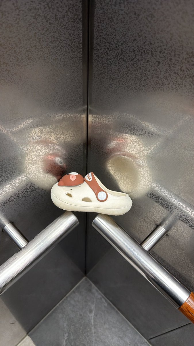 imsxso's tweet photo. 엄마한텐 안겨있던 애기 발에서 빠진 건가…?
엘베 탔더니 쪼꼬만 아기 신발이
띨롱。 있음 https://t.co/Y9jXNL8TAb