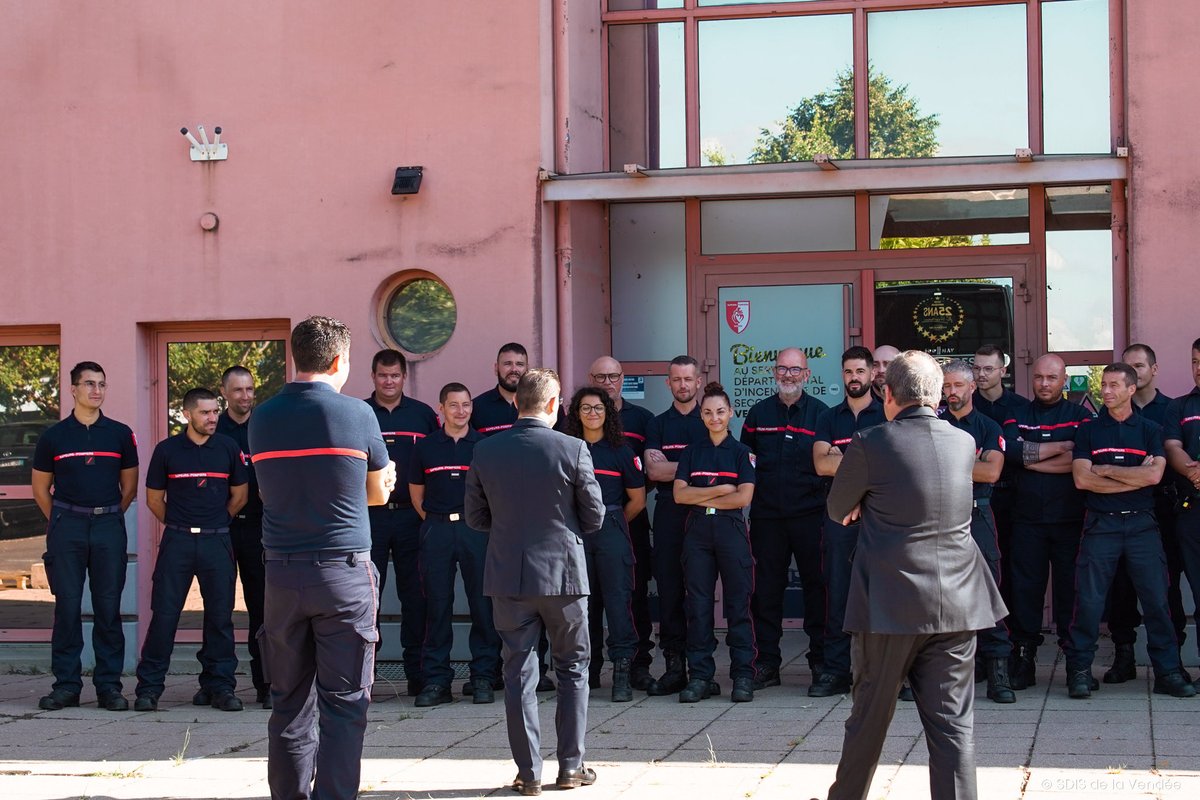 SDIS85's tweet photo. Ce matin 14 sapeurs-pompiers de la Vendée et 16 de Loire-Atlantique ont pris la route en direction de Mérignac en Gironde, afin de relever les renforts partis le 24/07. 
Plus tôt ce matin, un officier rejoignait lui aussi la ville en tant que chef de colonne feux de forêt. https://t.co/lKPYz4JbEM