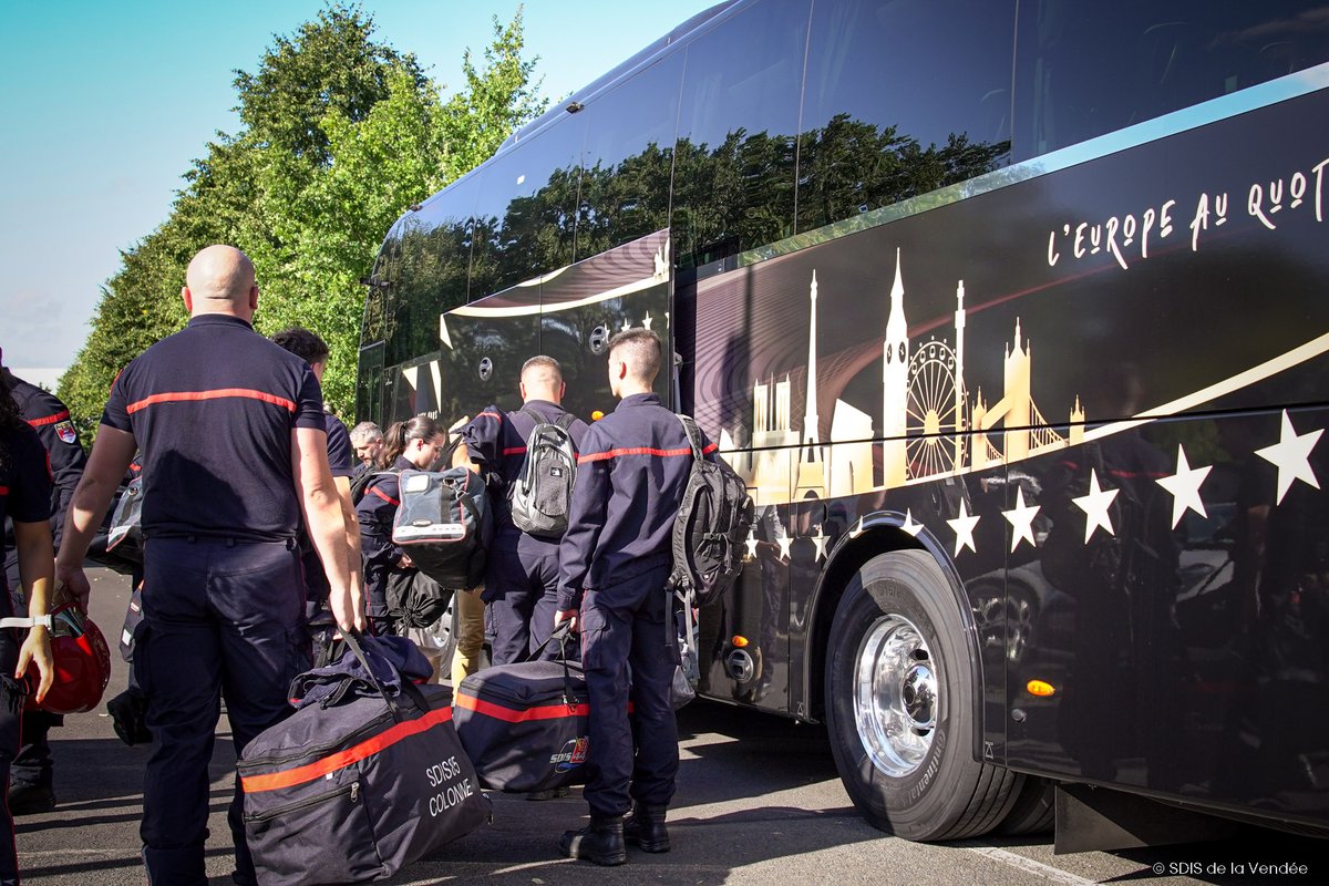 SDIS85's tweet photo. Ce matin 14 sapeurs-pompiers de la Vendée et 16 de Loire-Atlantique ont pris la route en direction de Mérignac en Gironde, afin de relever les renforts partis le 24/07. 
Plus tôt ce matin, un officier rejoignait lui aussi la ville en tant que chef de colonne feux de forêt. https://t.co/lKPYz4JbEM