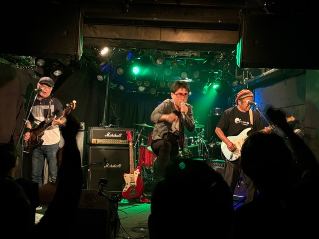 pintaka910's tweet photo. The Pure Mindsのライブに参戦した。場所はMusicSpaceBARTAKE。

ボーカルとギターの今野さんは、30数年前に仙台市内の勤務先で同僚だった。

歌詞と曲の空気感が自分の経験とシンクロする。

年齢のせいか「自転車に乗って」という曲で感情が溢れ涙腺が緩んだ。

元気に活動してほしい。 https://t.co/ZDvpV91DiS