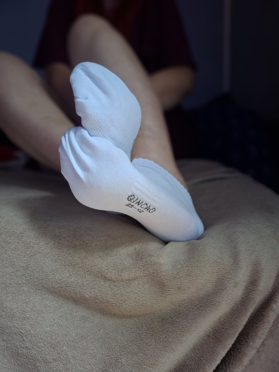 RoxyFed3r's tweet photo. Noch sind die Socken weiß,aber wie sehen sie nach der Arbeit aus? Wer will später die dreckigen Sohlen auch sehen?
#modelssecret https://t.co/8iGp33tdgf