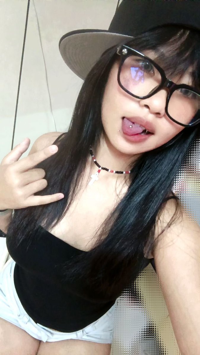 sju070_'s tweet photo. 所以你們喜歡我有瀏海還是沒有瀏海👀❓順便給你們看我電臀 https://t.co/Lnz8uk0Cws