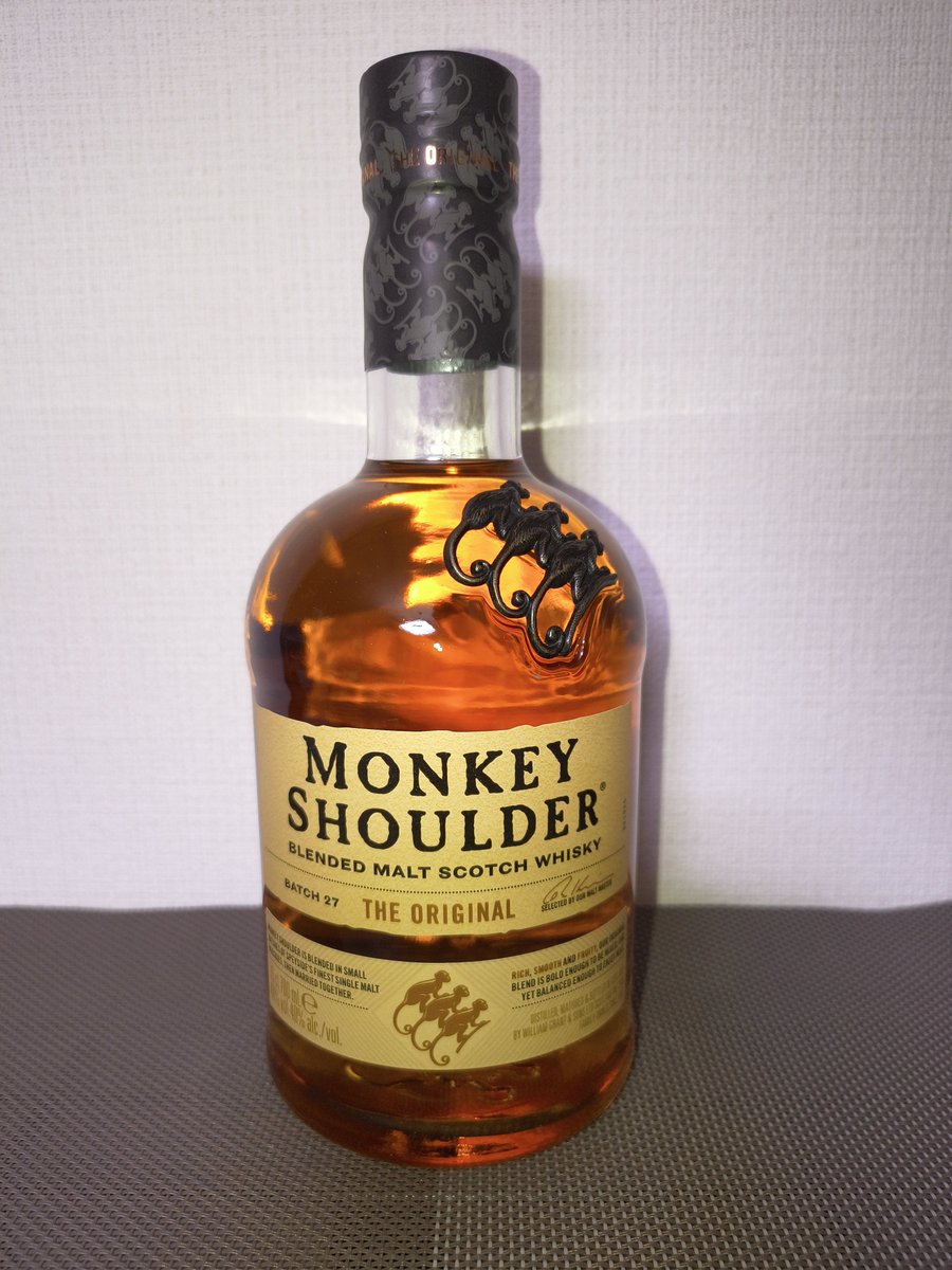 osamu571's tweet photo. 今日の一杯。モンキーショルダー。その名の通り瓶の肩に3匹の猿のエンブレムが目印。こちらはブレンデッドモルトスコッチ、ということで複数の蒸溜所のモルト原酒をブレンドしたものだそうで。甘くフルーティー。ハイボールでも美味い。 https://t.co/W1j0Yhk8JT