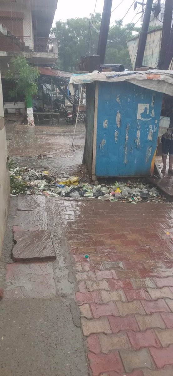 Sachin_7771's tweet photo. @GNN_Support @sunitadayalbjp @sbm_ghaziabad @myogioffice @PMOIndia Some pictures of Anand Industrial Estate, Mohan Nagar Ghaziabad where Factories pay crores of taxes every month, have to work in this condition. https://t.co/aEiEg3GkQ8
