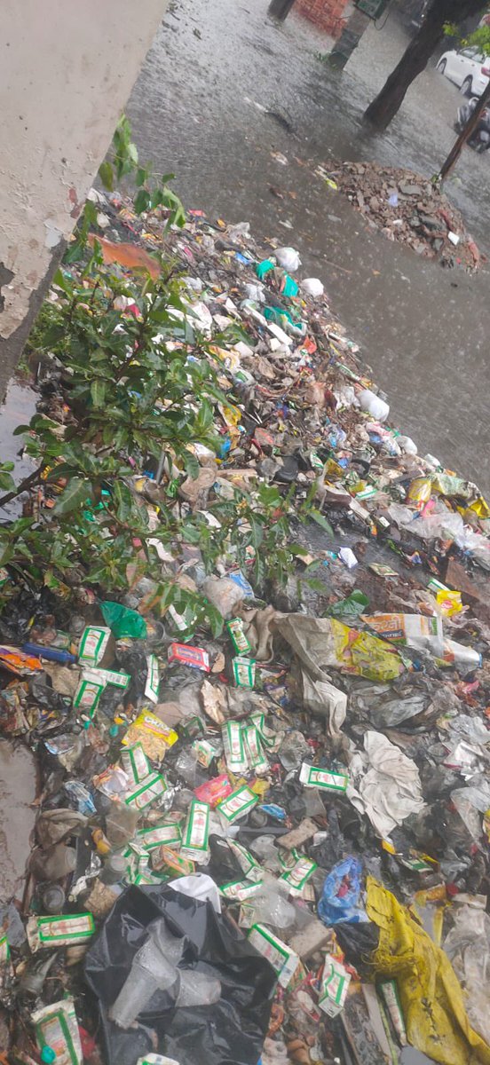 Sachin_7771's tweet photo. @GNN_Support @sunitadayalbjp @sbm_ghaziabad @myogioffice @PMOIndia Some pictures of Anand Industrial Estate, Mohan Nagar Ghaziabad where Factories pay crores of taxes every month, have to work in this condition. https://t.co/aEiEg3GkQ8