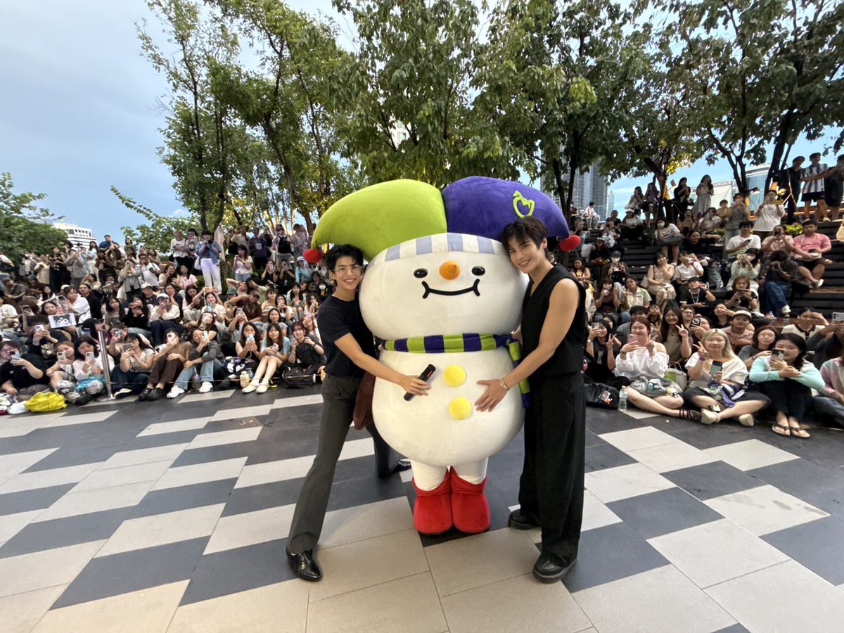 GmmtvShop's tweet photo. มาร์ค-โอม และ MOMO ขอบคุณทุกคนที่มาหาพวกเรากันมากเลยนะครับ ดีใจที่ได้เจอทุกคนเลย ไว้มาเจอกันอีกนะ กลับบ้านกันดี ๆ ครับ

@mmarkpkk @Tpkkrubs 

#งานมหกรรมนิยายนานาชาติ2026xMarkOhm
#GMMTV https://t.co/TFOccXNCWs