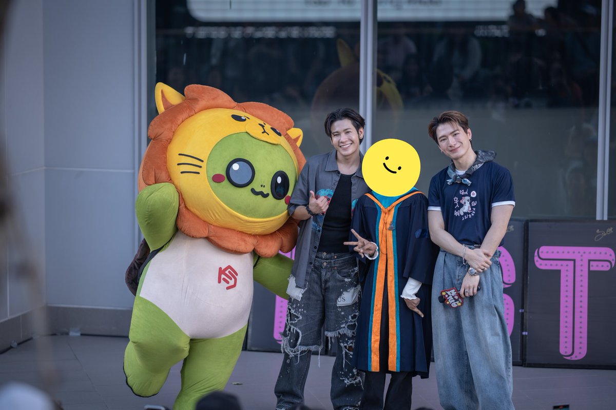 MaSuthasini's tweet photo. ขอบคุณพี่ที่ข้างๆ ช่วยใส่ชุด และเก็บชุดให้ด้วย
ขอบคุณคนที่ถ่ายหลังเราช่วยใส่กระดุมเสื้อให้
#คริสสิงโต
#SingtoPrachaya 
#KristPerawat
#KINGMAN https://t.co/ODtRN3g0I4