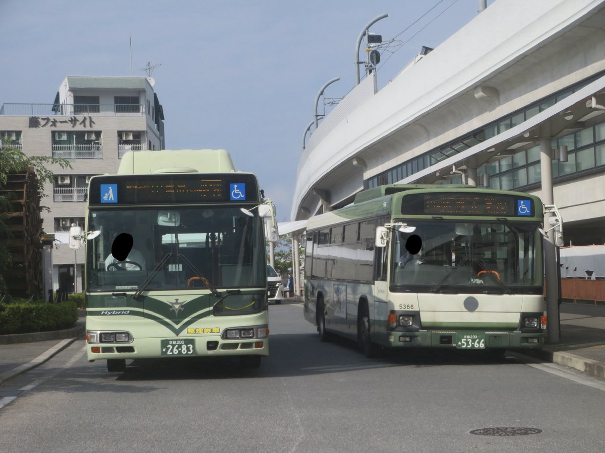 kito223R201's tweet photo. 淀駅で見られる京都京阪バス&amp;京都市バス

京都市と宇治市の緑、、1つの区切りを感じられるバス乗り場ですね。

20系統は中型のイメージですが大型は稀に見る代走的なモノでしょうか？💦💦

まさか淀駅でブルハイが見られるとは..... https://t.co/ZbXmwHi2r2